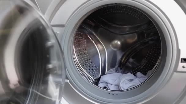 Déchargement Vêtements Propres Après Avoir Été Lavé Dans Machine Laver — Video