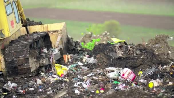 ジャンクヤードの埋め立てトラクターの作業掘削機は 埋立地をクリア家庭廃棄物管理業界 — ストック動画