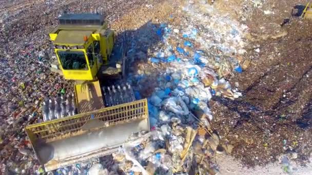 ジャンクヤードの埋め立てトラクターの作業掘削機は 埋立地をクリア家庭廃棄物管理業界 — ストック動画