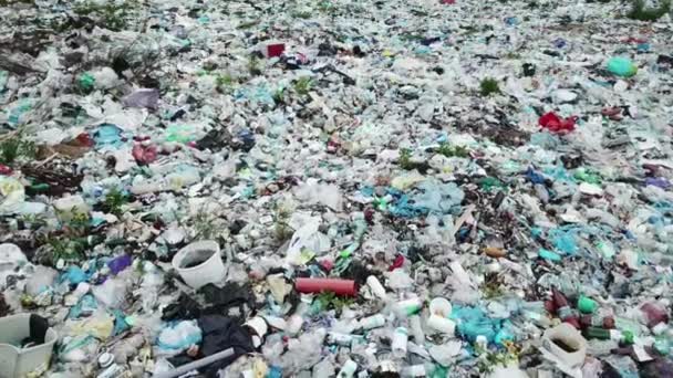 ビニール袋のゴミの高い山で埋め立てます 廃棄物汚染概念生態学 — ストック動画