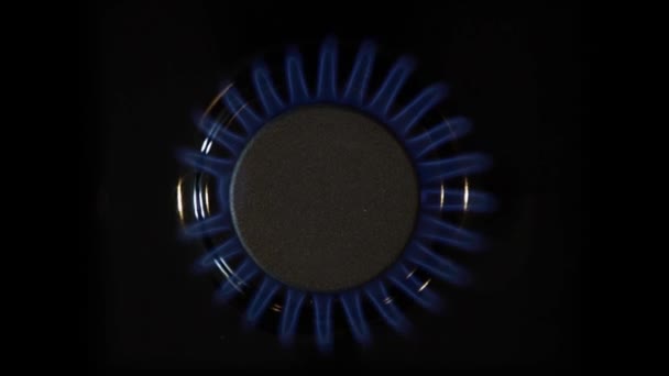 台所での点火ブルーガスストーブの炎ガスバーナーの回転調理ハードウェアの背景に — ストック動画