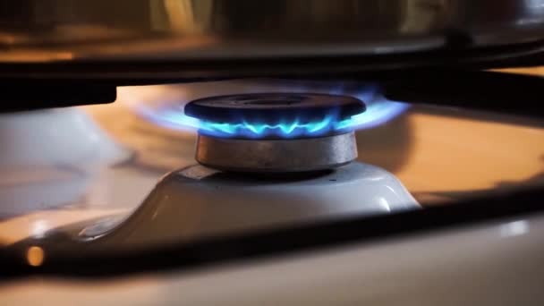 厨房煤气燃烧器中的点火蓝色煤气炉火焰打开炊具背景 — 图库视频影像