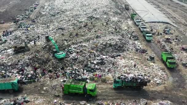 ゴミ収集車のダンプやゴミ収集車のゴミ捨て場のゴミ捨て場 — ストック動画