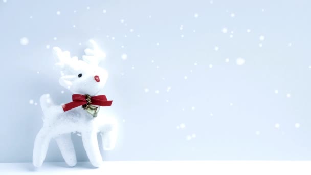 Анимация Белого Оленя Фоне Деревьев Падающими Снежинками Искушает Текст Пространства — стоковое видео