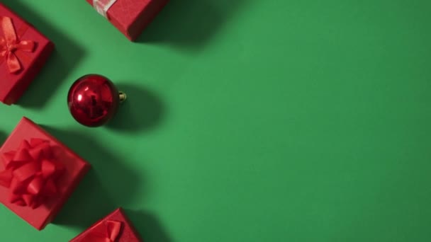 Kırmızı Kurdeleli Noel Hediyesi Kutusu Reklamlar Için Metin Şablonu Kopyala — Stok video