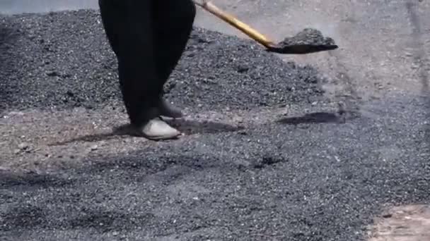 Indústria Reparação Estradas Trabalhadores Que Colocam Asfalto Pedra Durante Obras — Vídeo de Stock
