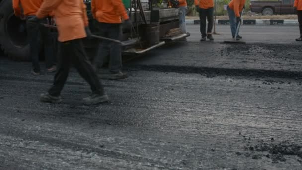 Industria Reparación Carreteras Trabajadores Que Ponen Asfalto Piedra Durante Las — Vídeo de stock