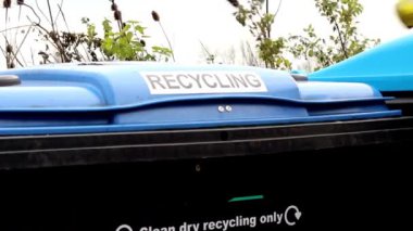 Geri dönüşüm çöpleri yerel şehirde atık olarak kullanılıyor. Çöp deposunu ayır ve ayır