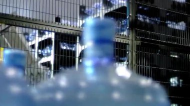 Plastik şişedeki temiz su konveyör fabrikasından geçiyor. Maden suyu şişeleme endüstrisi