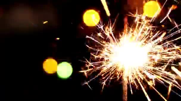 Hermoso Fuegos Artificiales Chispeantes Celebración Fondo Negro Para Fiesta Festiva — Vídeos de Stock