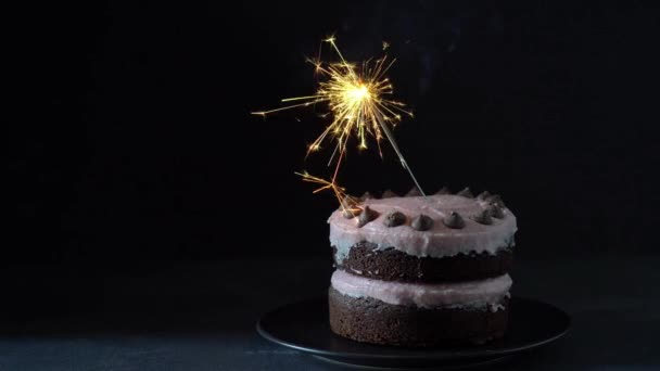 生日蛋糕上的火焰喷射器生日快乐庆祝背景生日节庆晚会 — 图库视频影像