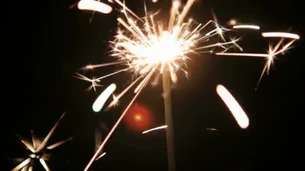 Nahaufnahme Feuerfunke Aus Wunderkerzen Isoliert Auf Schwarzem Hintergrund Bengalisches Feuerwerk — Stockvideo