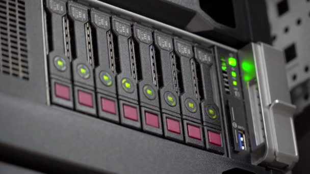 Fermer Cluster Rack Serveur Dans Une Salle Serveur Stockage Disque — Video