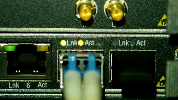 Serverrek Met Lichtschakelborden Kabels Binnen Datacenter Ethernet Wire Verbonden Schakelaar — Stockvideo
