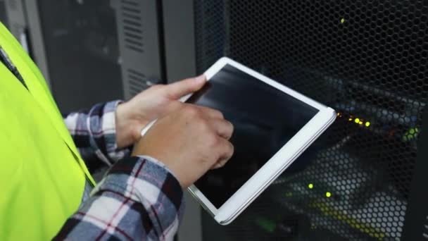 Tekniker Som Arbetar Med Surfplatta Datacenter Internetutrustning Åtgärda Problem Serverrummet — Stockvideo