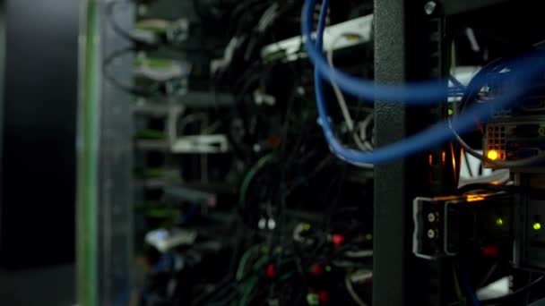 最新のデータベースサーバールームラック データセンターのインターネット技術コンセプトの背景をホスティング — ストック動画
