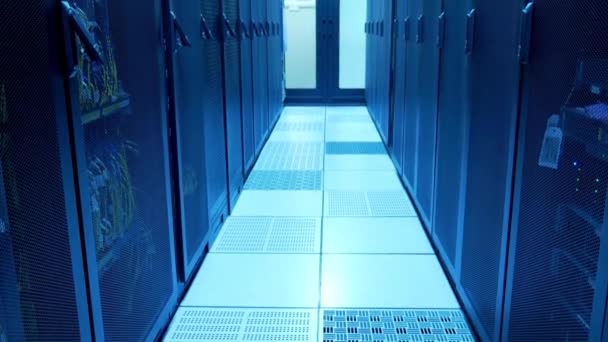 最新のデータベースサーバールームラック データセンターのインターネット技術コンセプトの背景をホスティング — ストック動画