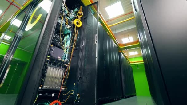 现代数据库服务器服务器机房Rack 托管数据中心互联网技术概念背景 — 图库视频影像