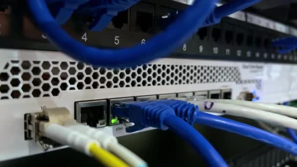 Yüksek Teknolojili Internet Veri Merkezinin Sunucu Odası Lan Kablosunu Ana — Stok video