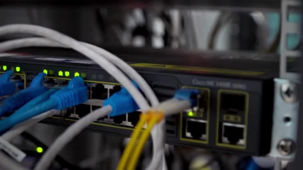 关闭服务器室内通信和Internet网络服务器中的查看Internet设备电缆 — 图库视频影像