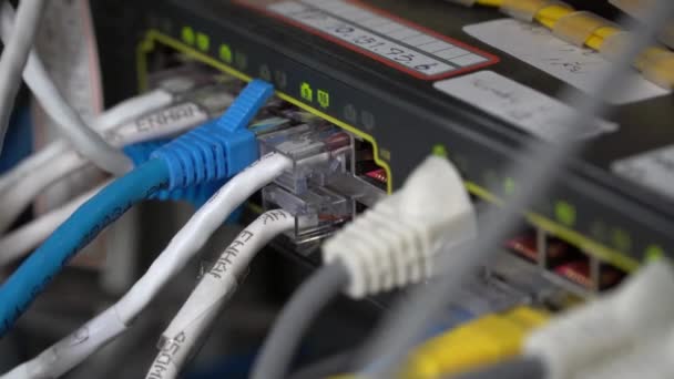 Close Bekijk Internet Apparatuur Kabels Serverruimte Communicatie Internet Netwerk Server — Stockvideo