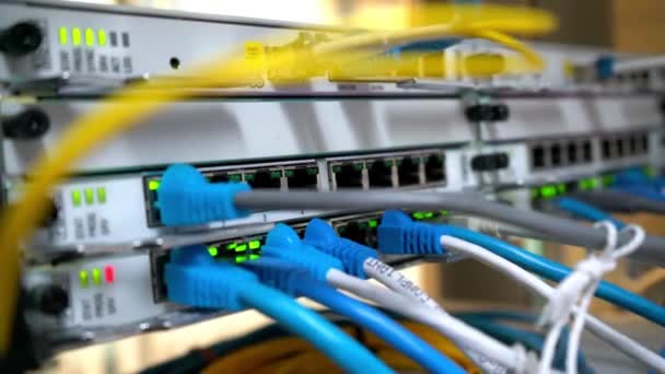网络服务器机房服务器机架 带有光纤电缆连接到前面板交换机端口 — 图库视频影像