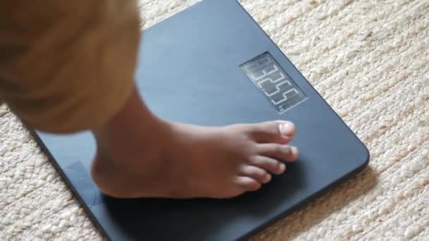 男の足が立って体重をチェックしてる 健康的なライフスタイルの背景 — ストック動画