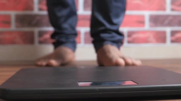 Muž Vstupuje Stupnici Aby Zkontroloval Její Váhu Muži Bosé Nohy — Stock video