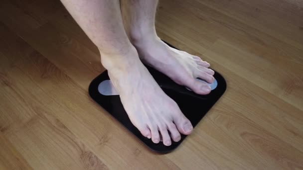 Mannenvoeten Staan Controleren Gewicht Schaal Gezonde Levensstijl Concept Achtergronden — Stockvideo