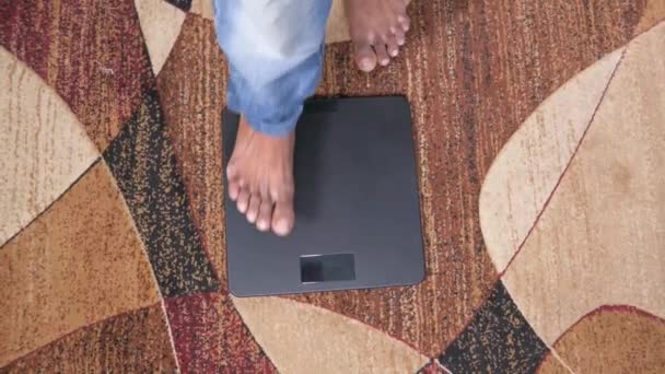 Jonge Vrouw Staan Schaal Dagelijkse Gewicht Meting Vrouwelijke Benen Digitale — Stockvideo