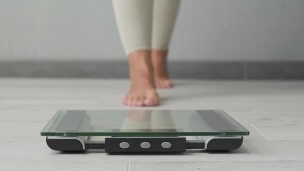 Vista Frontal Pie Femenino Comprobando Básculas Peso Pies Escala Concepto — Vídeo de stock