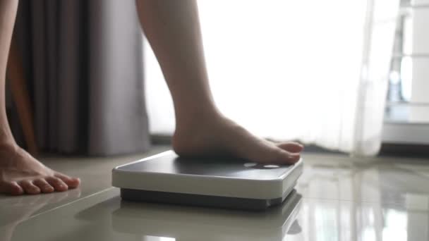 Jovem Feliz Pisando Escalas Casa Conceito Perda Peso Verificar Dieta — Vídeo de Stock