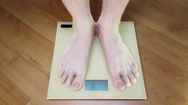 Молодая Женщина Стоящая Весах Ежедневное Измерение Веса Женских Ног Цифровом — стоковое видео