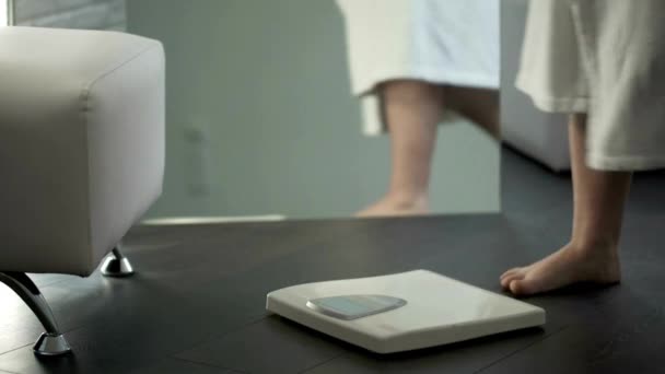 Sağlıklı Beslenme Konsepti Kadın Ayaklarının Kilolu Arka Planda Durması Kilo — Stok video