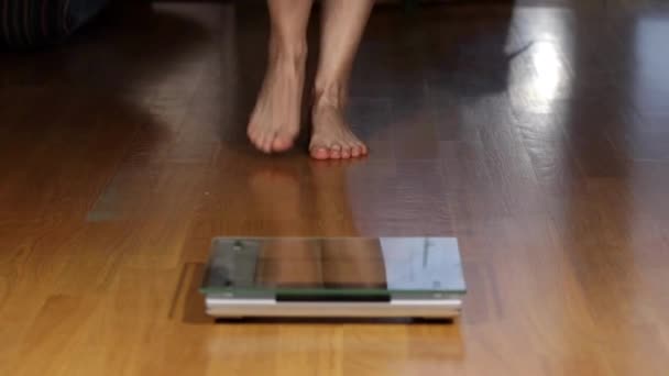 Manzara Kadın Ayağı Ağırlık Tartılarını Kontrol Ediyor Ayaklar Ölçekte Kadın — Stok video