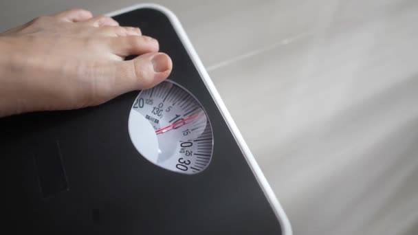 Женщина Стоит Весах Измерить Свой Вес — стоковое видео