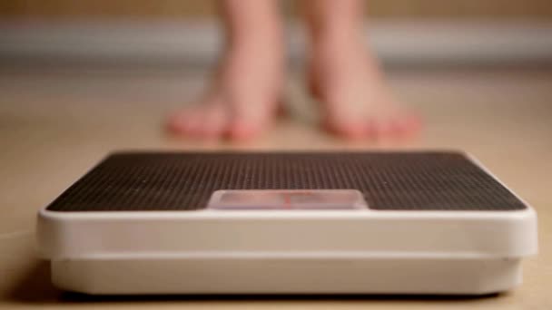 Mujer Pie Escala Para Medir Peso Salud Escala Controles Pierde — Vídeo de stock