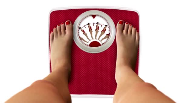 体重計の上に立つ女性の足体重チェック肥満や食事の概念 — ストック動画