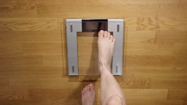 スケールに立つ若い女性毎日の体重測定デジタルスケール上のビューの女性の足クローズアップ — ストック動画