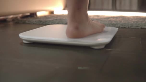 Zdravá Strava Koncept Žena Nohy Váhu Opatření Stojící Stupnici Pozadí — Stock video