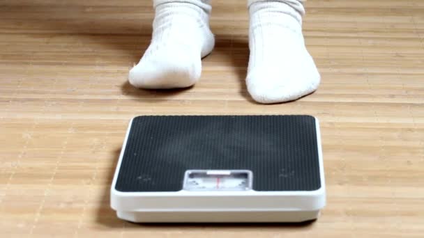 Žena Nohy Bílými Ponožkami Váhu Opatření Stojící Stupnici Tělesné Hmotnosti — Stock video