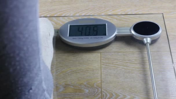 Close Van Gewichtsweegschaal Gewichten Meten Concept Van Gezonde Voeding Fitness — Stockvideo