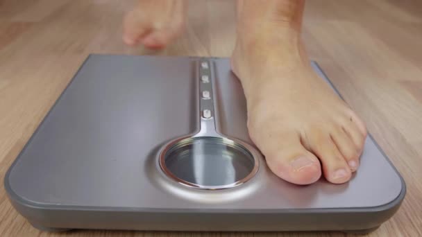 체중을 측정하기 여성의 체중을 줄이는 — 비디오