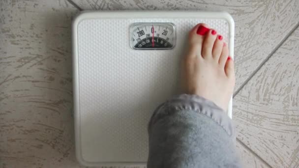 Frau Steht Auf Waage Ihr Gewicht Messen Gesundheitswaage Kontrolliert Abnehmen — Stockvideo