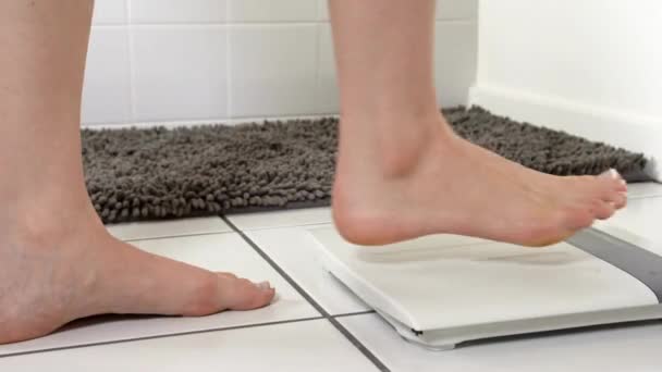 Banyo Ölçeğinde Kadın Ayakları Zayıflama Kilo Verme Diyeti Konsepti — Stok video