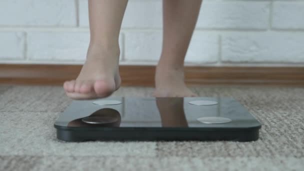Pés Femininos Uma Escala Banheiro Conceito Medição Emagrecimento Dieta Perda — Vídeo de Stock
