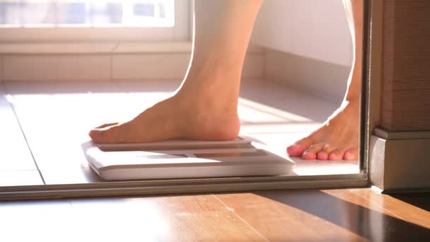 Kobiece Stopy Skali Łazienkowej Koncepcji Pomiaru Odchudzania Odchudzania Diety — Wideo stockowe