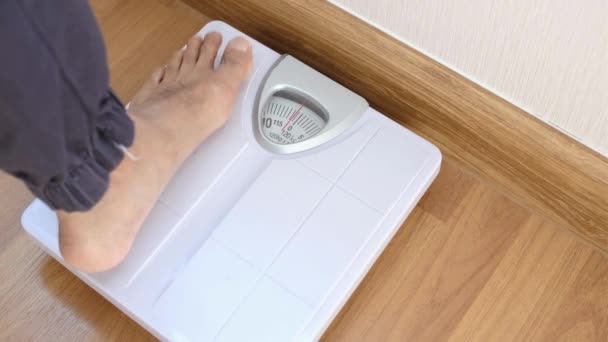 Een Man Die Een Weegschaal Stapt Haar Gewicht Controleren Mannen — Stockvideo