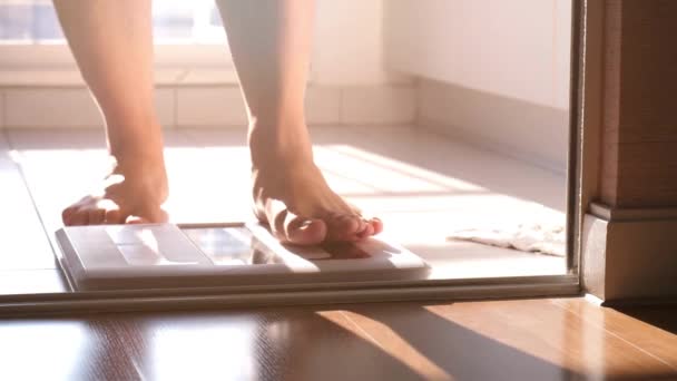 Kvinnliga Fötter Stående Vägskalor Mätning Kroppsfett Övervikt Kvinnlig Kontroll Viktminskning — Stockvideo