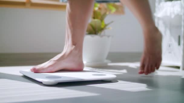 Perempuan Kaki Pada Skala Kamar Mandi Konsep Pengukuran Slimming Dan — Stok Video